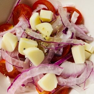 トマトと紫玉ねぎとベビーチーズのサラダ